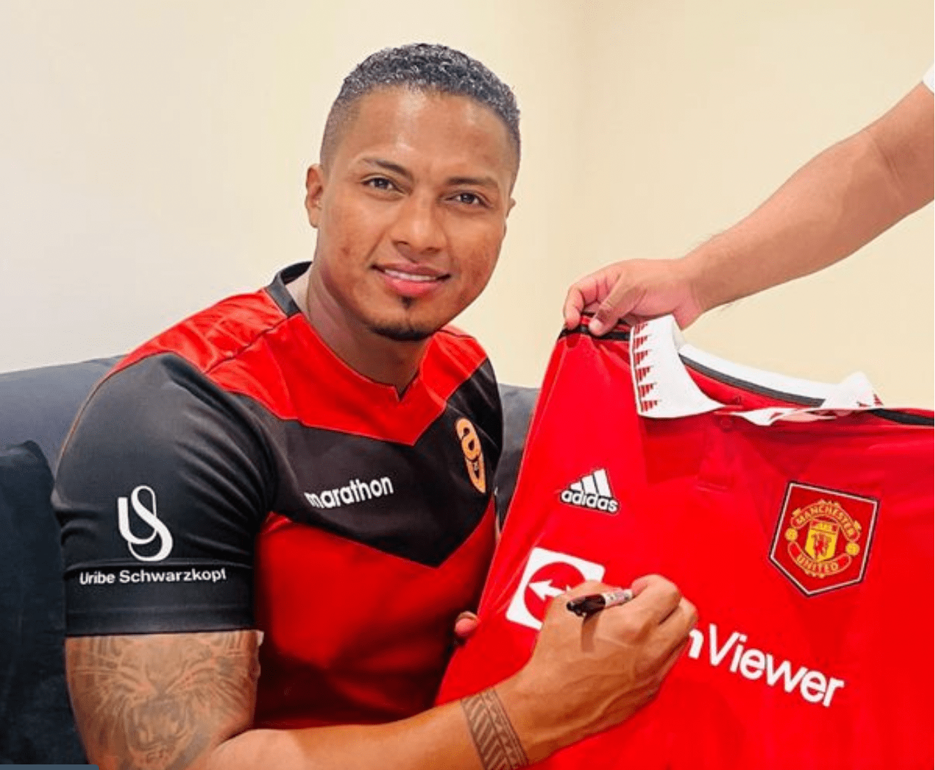 九游体育官网-包含重磅！瓦伦西亚迎来里程碑备战欧篮联曼联单刀错失备战欧冠，莱万多夫斯基爆冷击败热火的词条